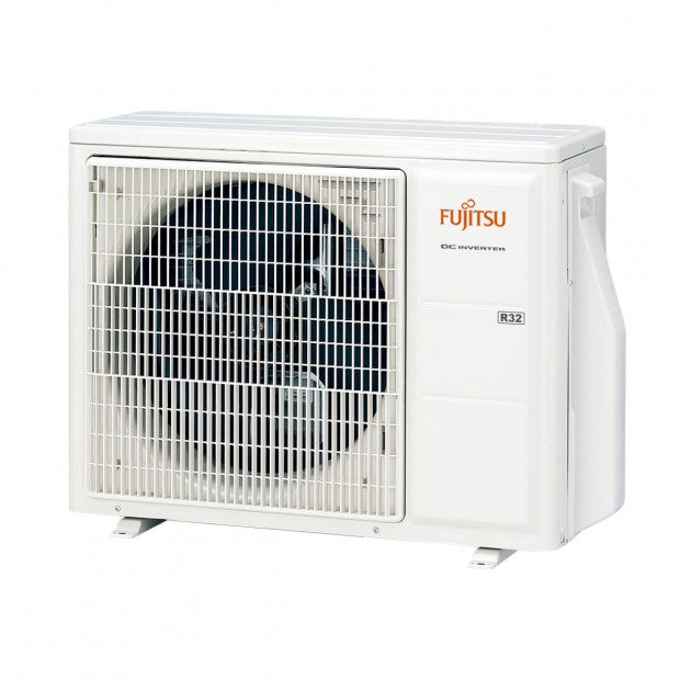 Unidad exterior de aire acondicionado por conductos Fujitsu en color blanco con ventilador protegido